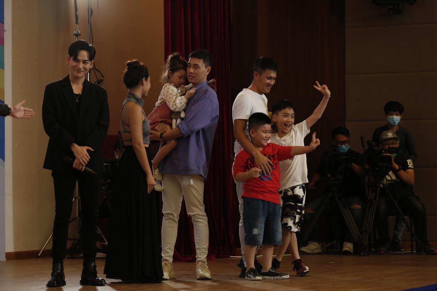 Thu Trang, Tiến Luật bất ngờ khi con trai ôm chặt cầu thủ Công Vinh ảnh 1