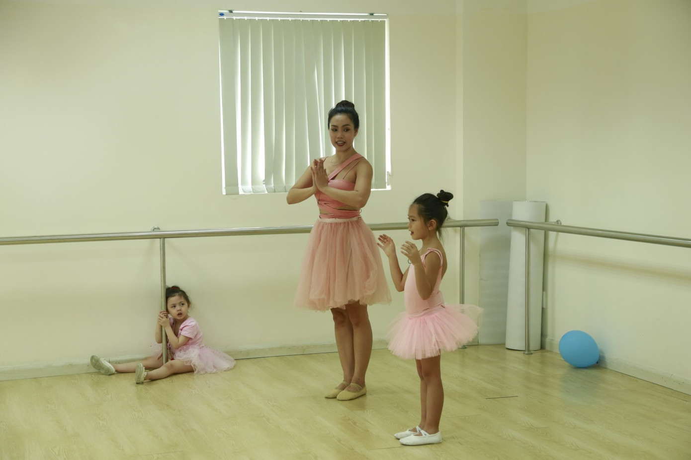 Thu Trang, Tiến Luật bất ngờ khi con trai ôm chặt cầu thủ Công Vinh ảnh 5