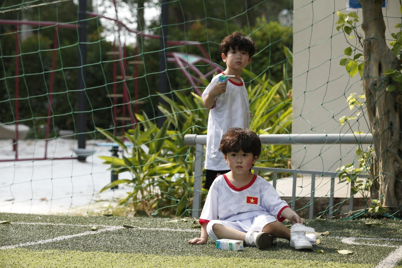 Thu Trang, Tiến Luật bất ngờ khi con trai ôm chặt cầu thủ Công Vinh ảnh 4