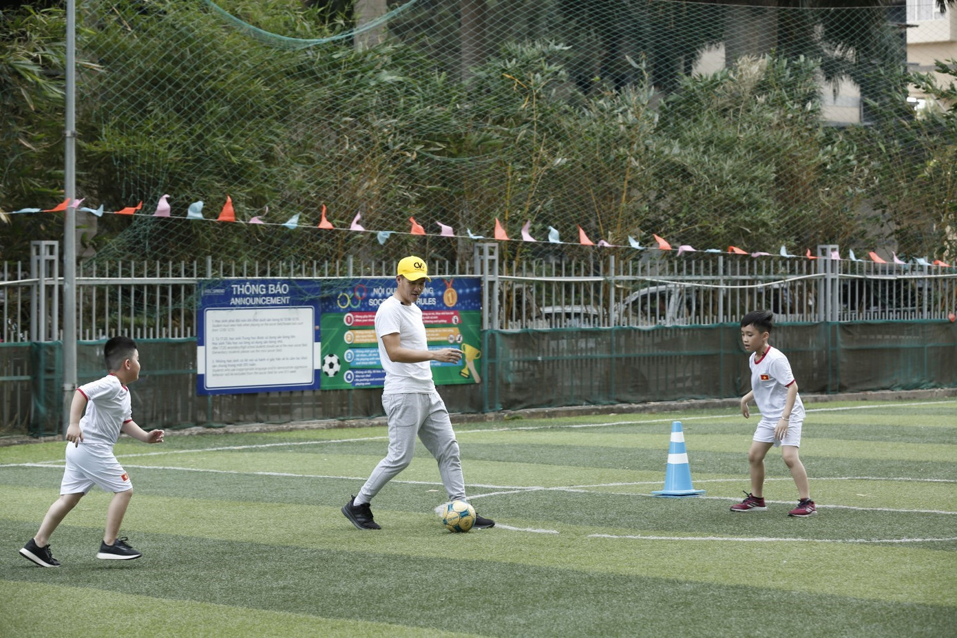 Thu Trang, Tiến Luật bất ngờ khi con trai ôm chặt cầu thủ Công Vinh ảnh 3