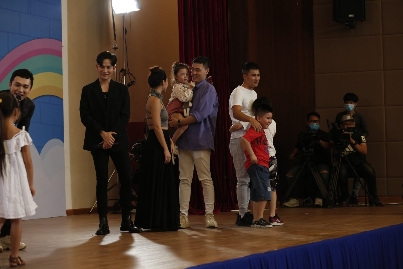 Thu Trang, Tiến Luật bất ngờ khi con trai ôm chặt cầu thủ Công Vinh ảnh 2