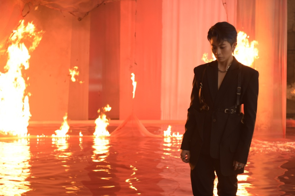 Gil Lê “thả nhẹ” câu nói đầy day dứt trong teaser MV “Sao Người Ta Nỡ Làm Mình Đau“ ảnh 1