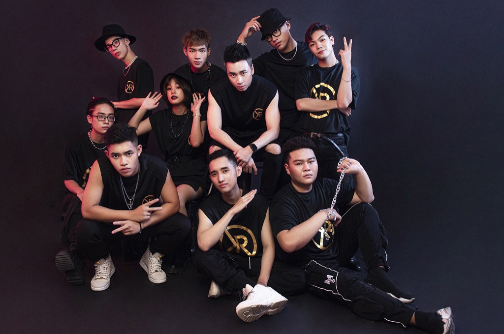 Karik cùng 9 thành viên diện đồng phục thể hiện tinh thần gắn kết Team Karik tung bộ hình “lột xác” cực ngầu, sẵn sàng cho vòng Đối Đầu tại “Rap Việt“ ảnh 2