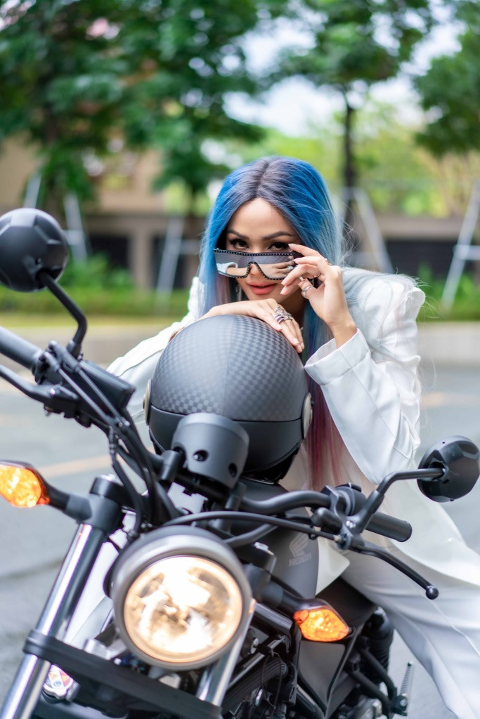 Hoa hậu H'Hen Niê chạy mô tô phân khối lớn “cực ngầu”, sẵn sàng cho phim hành động ảnh 4