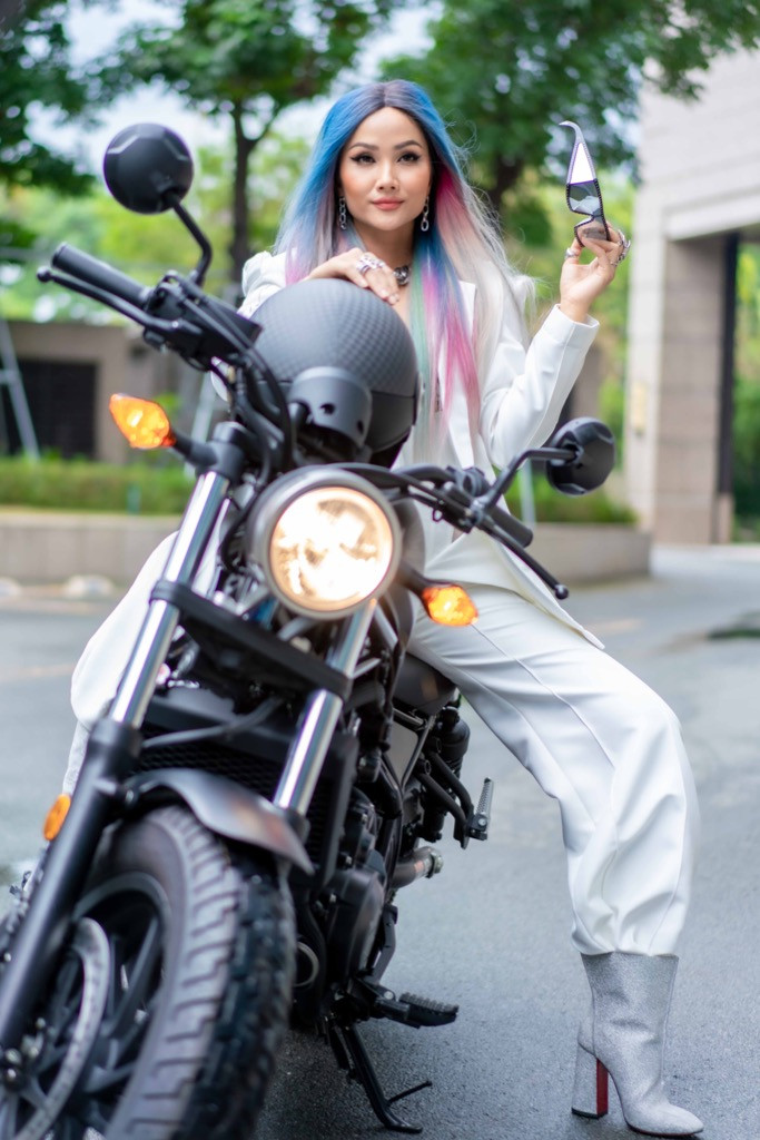 Hoa hậu H'Hen Niê chạy mô tô phân khối lớn “cực ngầu”, sẵn sàng cho phim hành động ảnh 3
