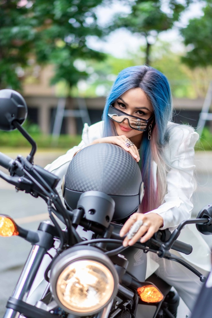 Hoa hậu H'Hen Niê chạy mô tô phân khối lớn “cực ngầu”, sẵn sàng cho phim hành động ảnh 1
