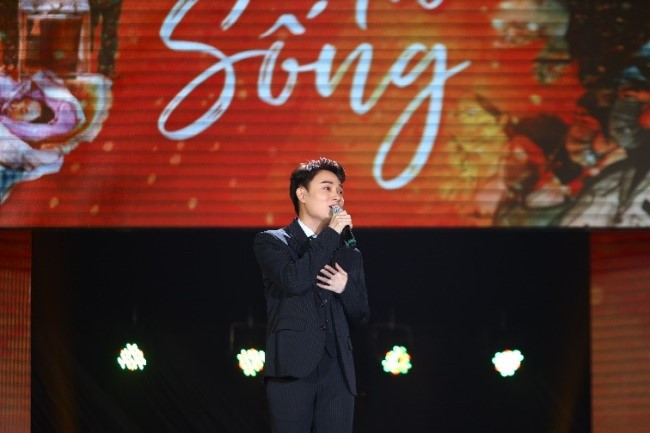 Trúc Nhân, Bảo Anh, Trung Quân gây xúc động khi hát tri ân đội ngũ chống dịch COVID-19 ảnh 11