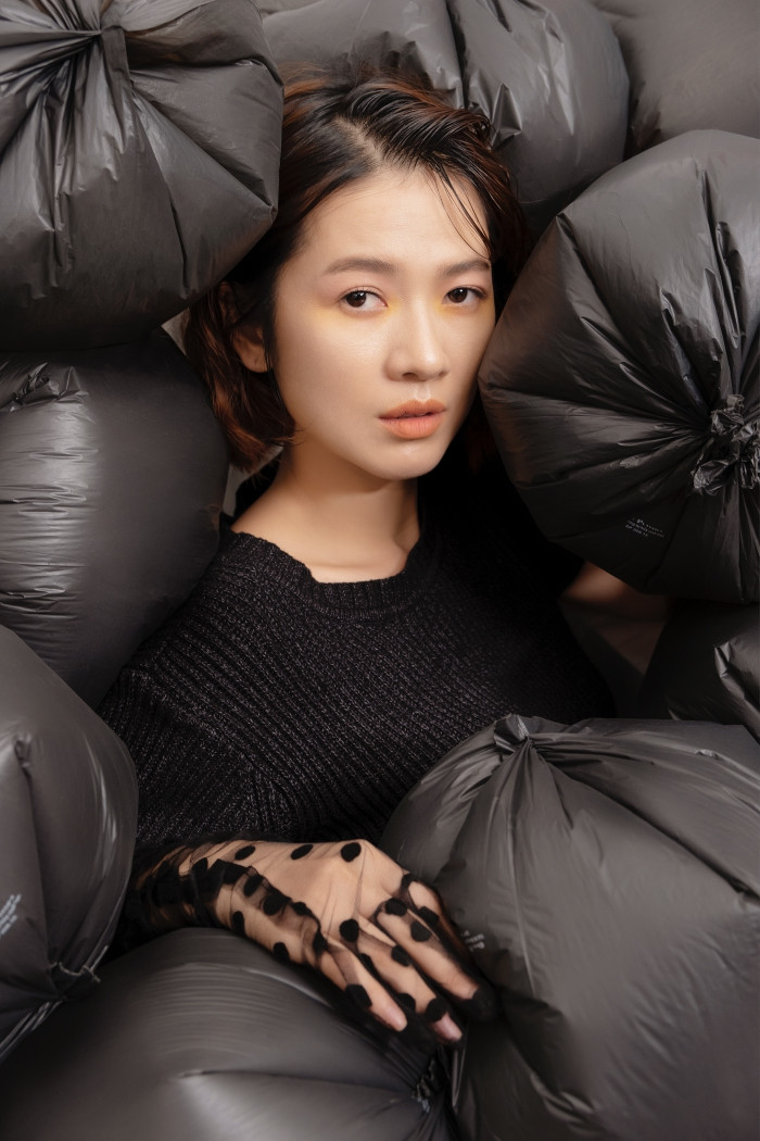 Oanh Kiều chụp ảnh cùng rác thải nhựa, kêu gọi bảo vệ môi trường ảnh 2