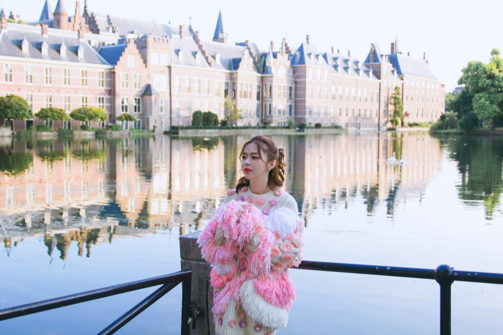 Liz Kim Cương kéo vali đi hết Châu Âu trong MV mới, tiếp tục kết hợp với Trịnh Thăng Bình ảnh 2