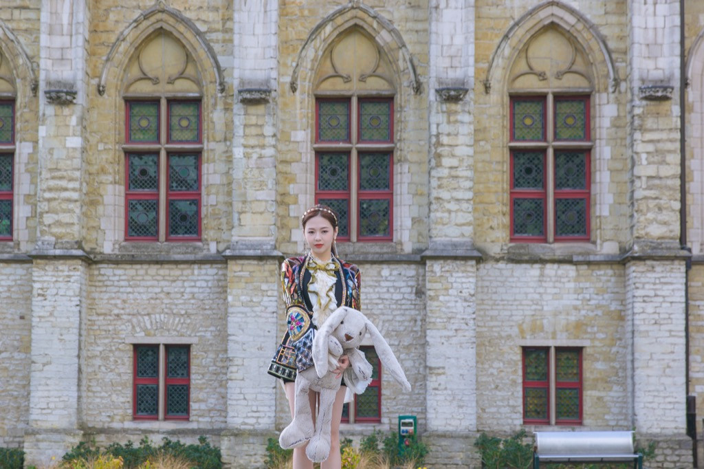 Liz Kim Cương kéo vali đi hết Châu Âu trong MV mới, tiếp tục kết hợp với Trịnh Thăng Bình ảnh 5