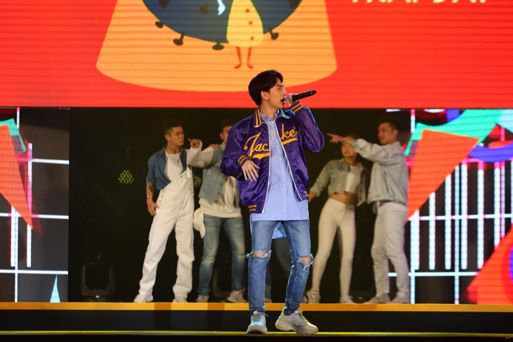 Trúc Nhân, Bảo Anh, Trung Quân gây xúc động khi hát tri ân đội ngũ chống dịch COVID-19 ảnh 7