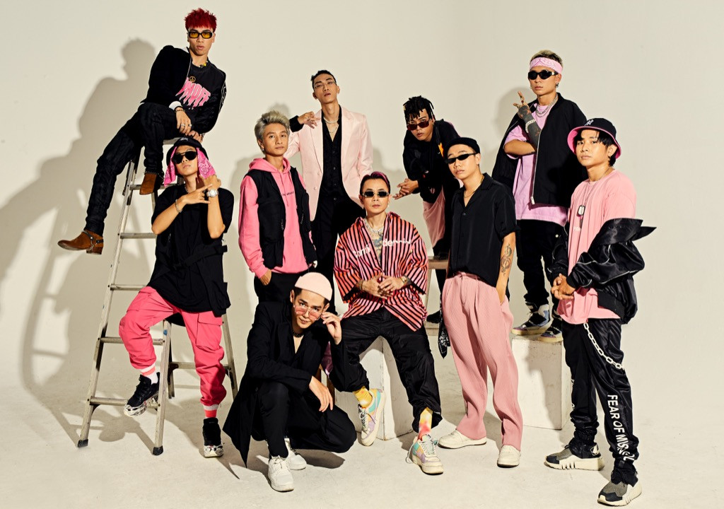 Binz tung bộ ảnh với 9 chiến binh tại “Rap Việt”, toàn đội nổi bật với concept đen-hồng ảnh 1