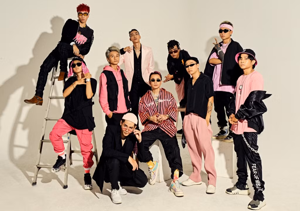Binz tung bộ ảnh với 9 chiến binh tại “Rap Việt”, toàn đội nổi bật với concept đen-hồng ảnh 1