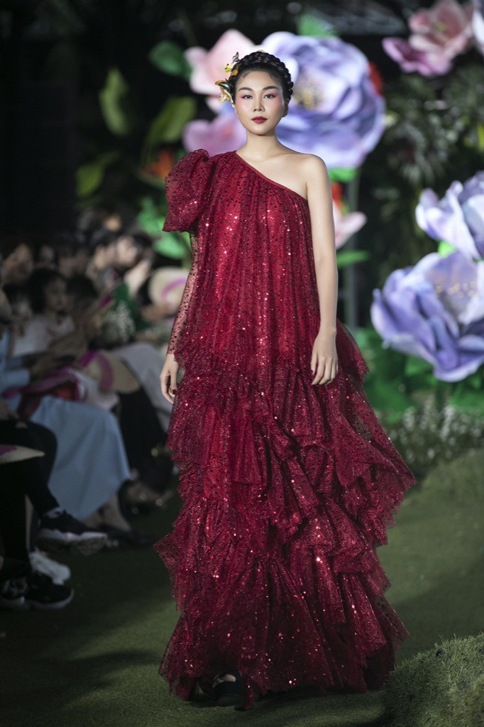 Thanh Hằng, Lan Khuê, Phạm Quỳnh Anh đọ trình catwalk cùng dàn mẫu nhí ảnh 8