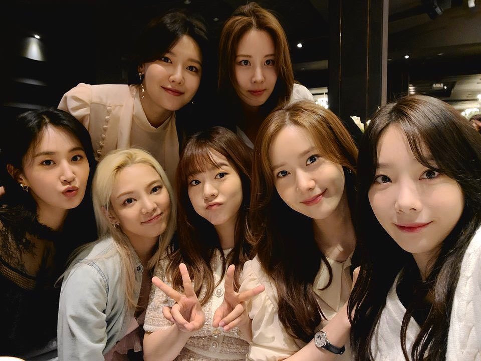 7 thành viên SNSD cùng chụp ảnh selfie tại lễ cưới. Đây chắc chắn là bức ảnh khiến SONE hạnh phúc nhất hôm nay. SNSD hội tụ hát mừng ngày vui của anh quản lý khiến SONE “bấn loạn” ảnh 3