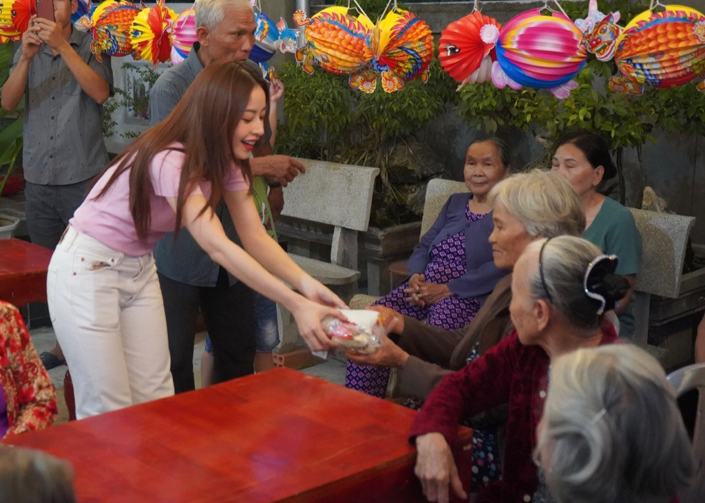 Chi Pu hóa “chị Hằng” mang niềm vui Trung Thu đến với những mảnh đời khó khăn ảnh 5