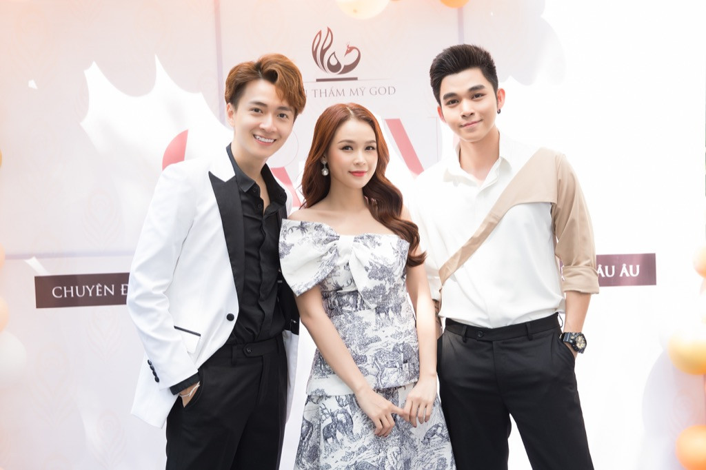 Trường Giang, Ninh Dương Lan Ngọc chúc mừng Ngô Kiến Huy lên chức ông chủ ảnh 2