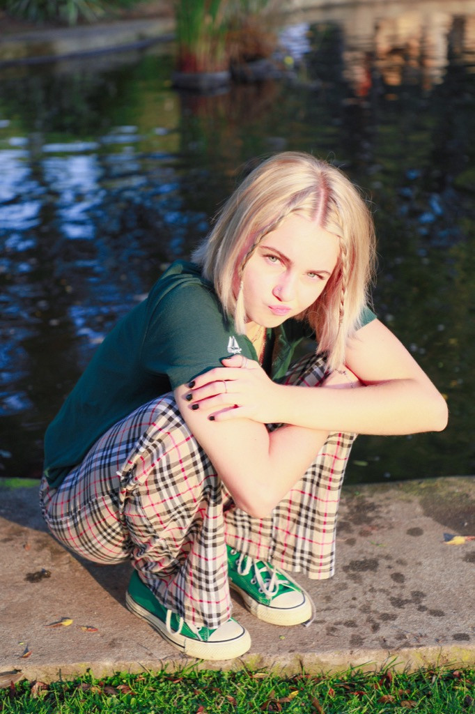 “Backyard Boy” càn quét TikTok, ngoài giai điệu hay còn gây bão vì “chủ nhân” quá xinh ảnh 2