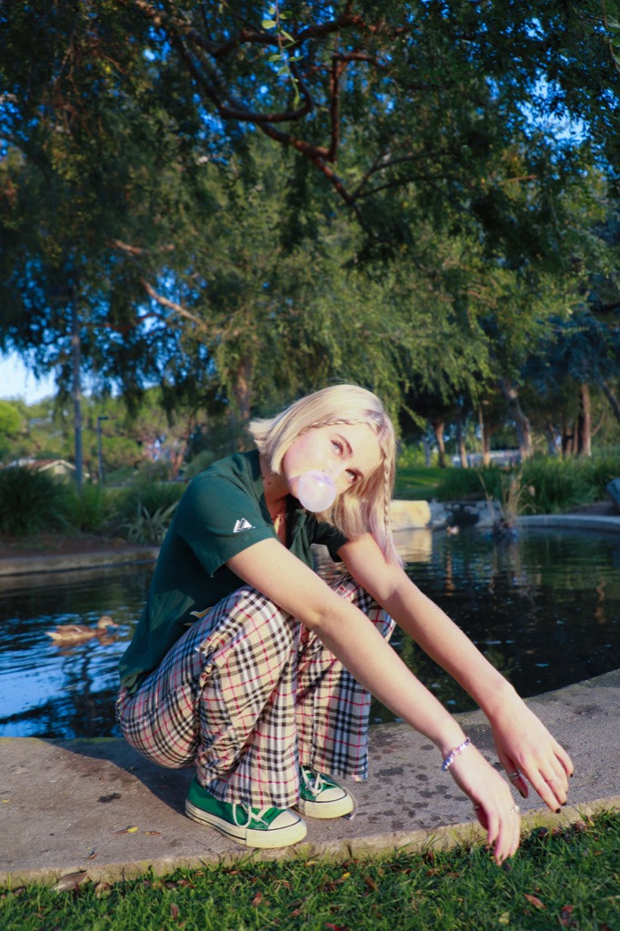 “Backyard Boy” càn quét TikTok, ngoài giai điệu hay còn gây bão vì “chủ nhân” quá xinh ảnh 3