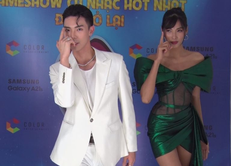 Erik hào hứng chỉ Hoàng Thùy cover vũ đạo “Em không sai, chúng ta sai“ ảnh 3