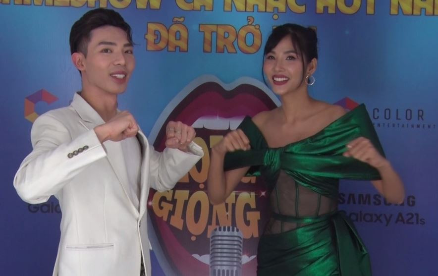 Erik hào hứng chỉ Hoàng Thùy cover vũ đạo “Em không sai, chúng ta sai“ ảnh 2