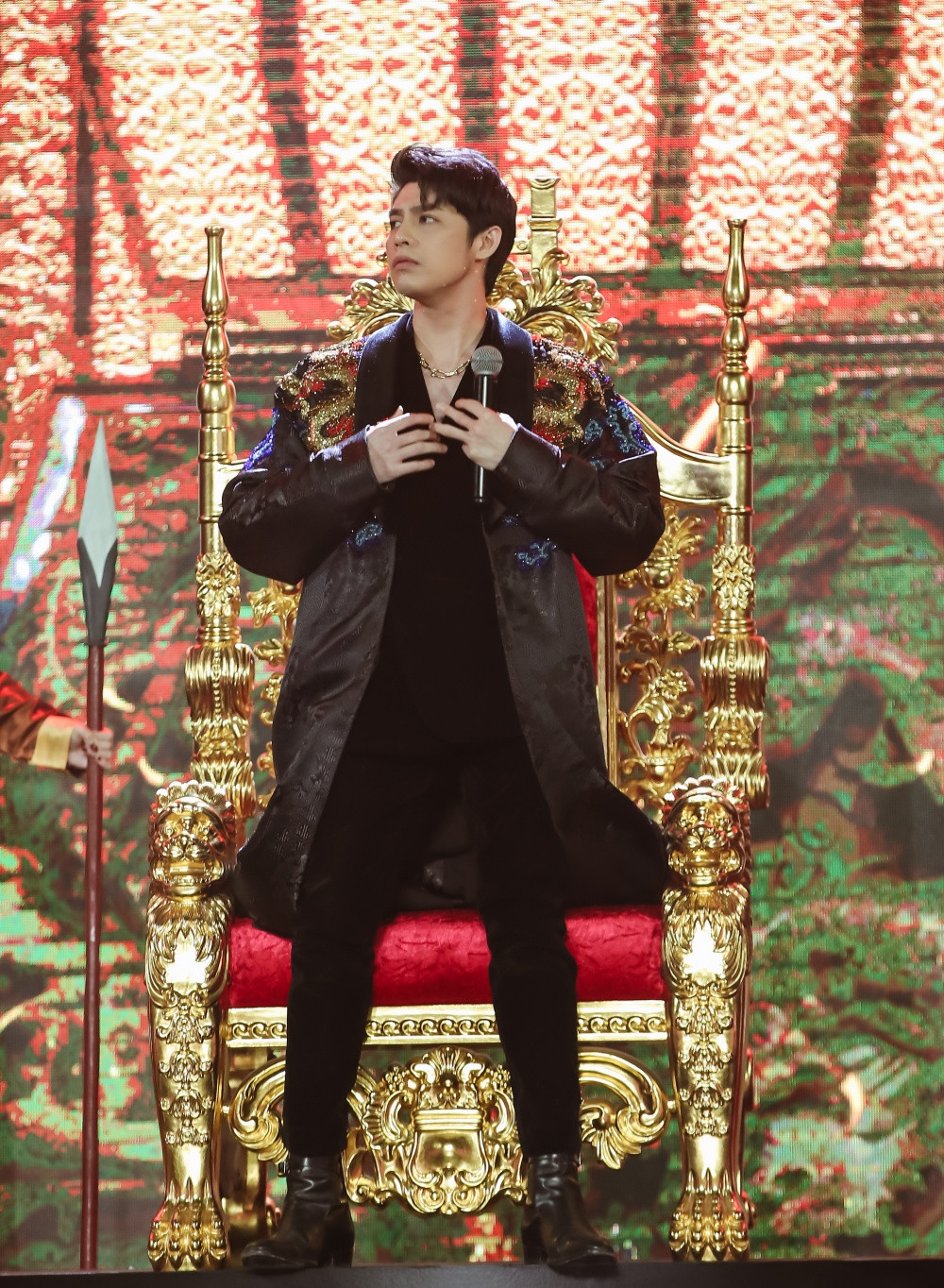 Noo Phước Thịnh hóa “ông hoàng cô đơn”, Gil Lê “trách cứ người cũ” tại V Heartbeat ảnh 2