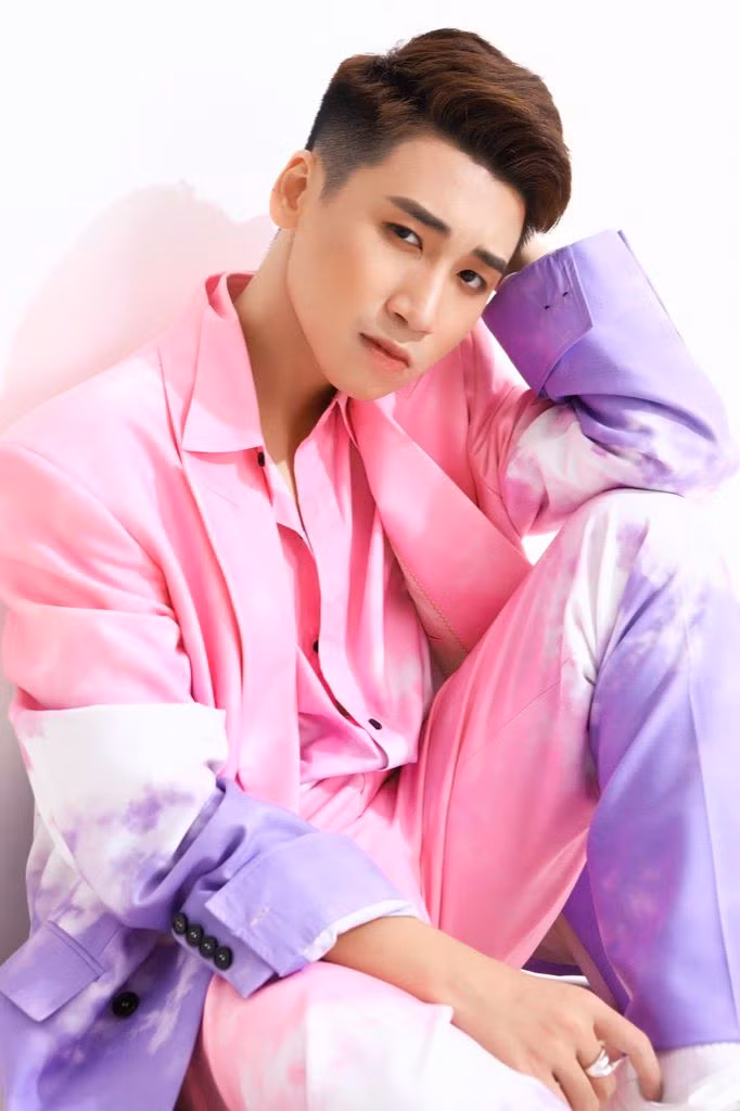 Huy Cung đón tuổi mới bằng bộ ảnh “hường phấn”, làm vlog tặng fan nhân dịp sinh nhật ảnh 3