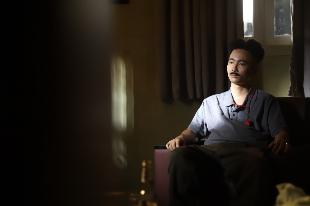 Rhymastic một mình “cân” 4 vai trong MV mới để đả kích lối sống vật chất ảnh 4