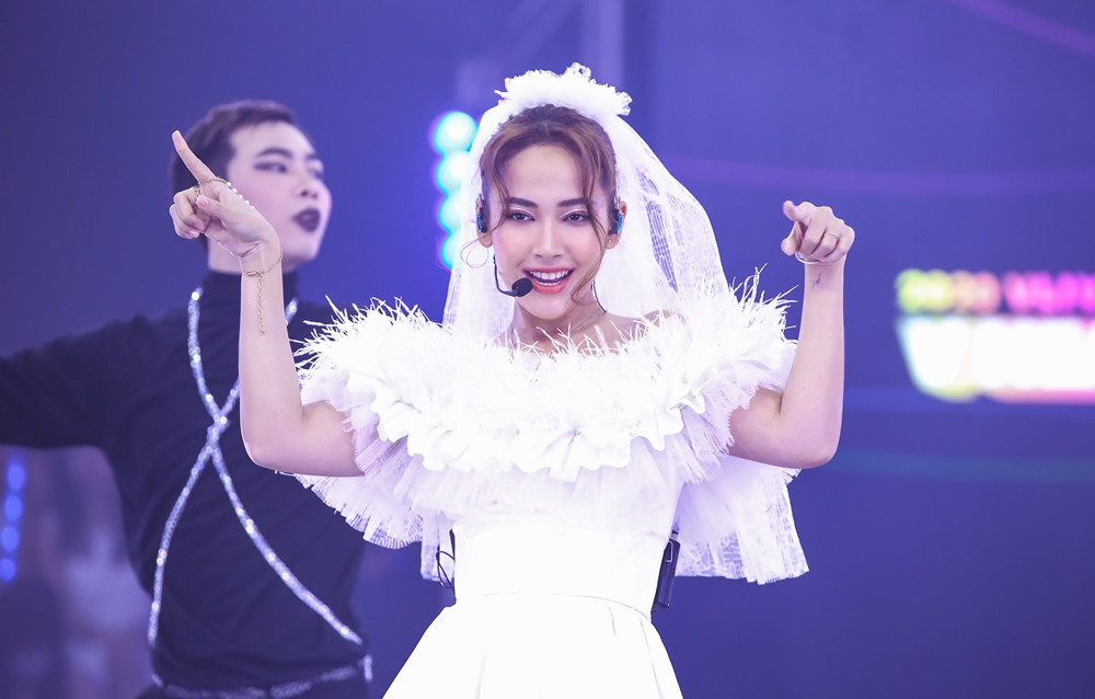 Boygroup “em trai MAMAMOO” trình diễn với 4 thành viên sau scandal của hotboy Trần Bình ảnh 3