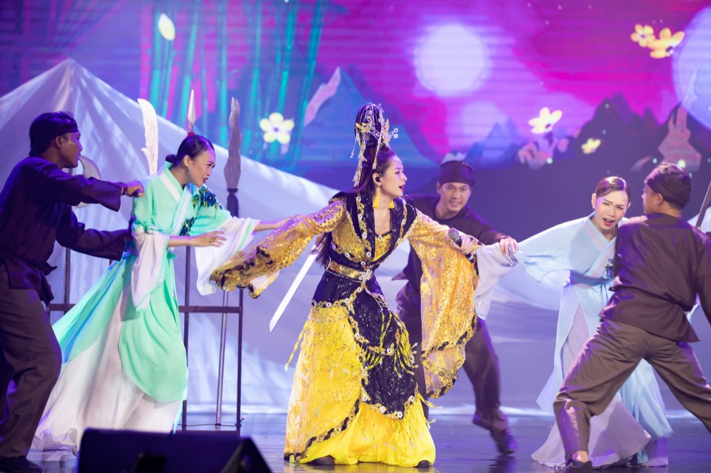 Sau sự cố hát phô, Chi Pu tái hiện bối cảnh MV “Cung đàn vỡ đôi” lên sân khấu lớn ảnh 4