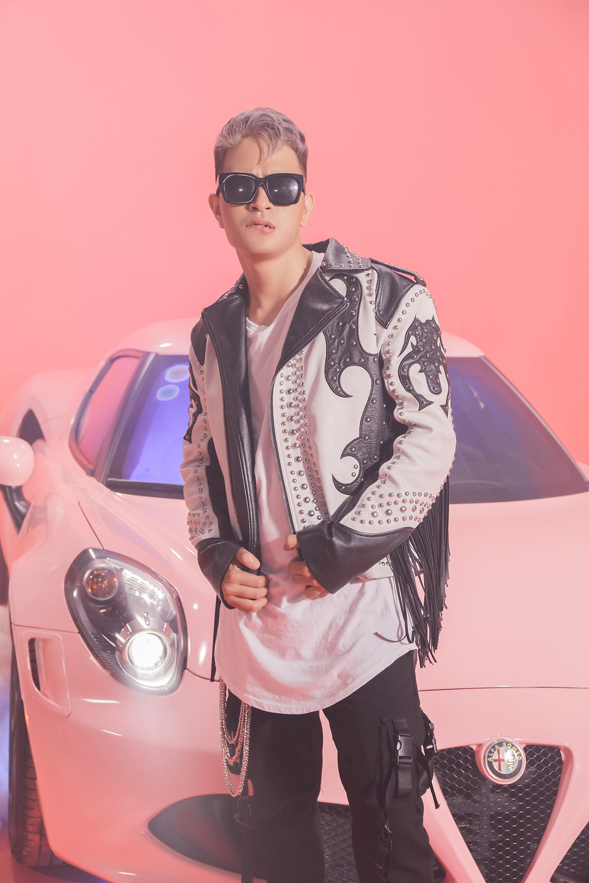 Trương Quỳnh Anh “chơi lớn” phủ hồng cả mẫu xe thể thao để phù hợp với concept MV mới ảnh 5