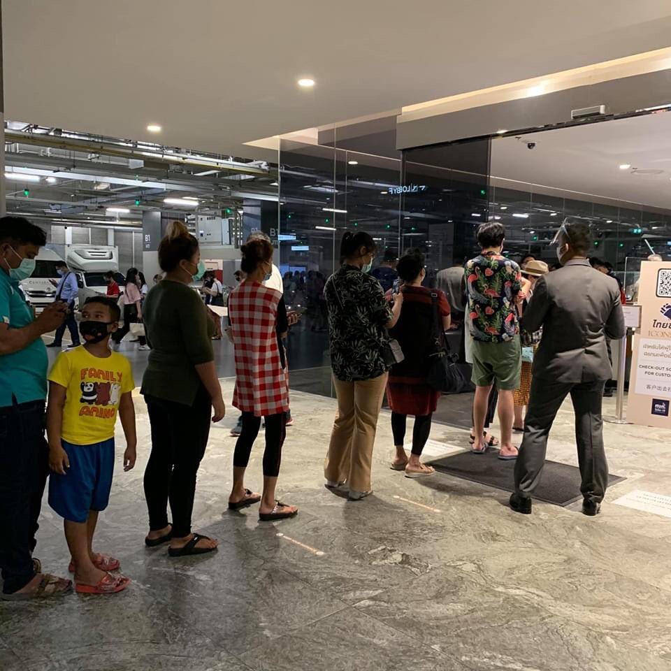 Yêu mua sắm như người Thái: TTTM vừa thông báo mở cửa lại, giới trẻ đã “rồng rắn” xếp hàng ảnh 3