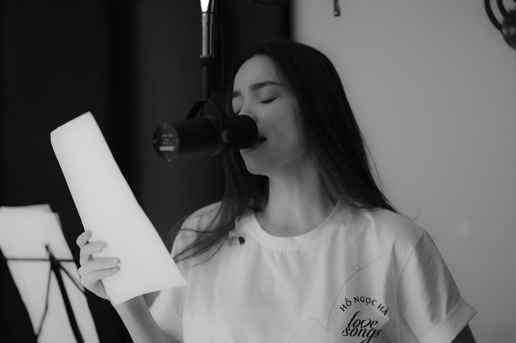 Dù đang mang bầu nhưng Hồ Ngọc Hà vẫn tích cực ra mắt album và show diễn mới ảnh 2