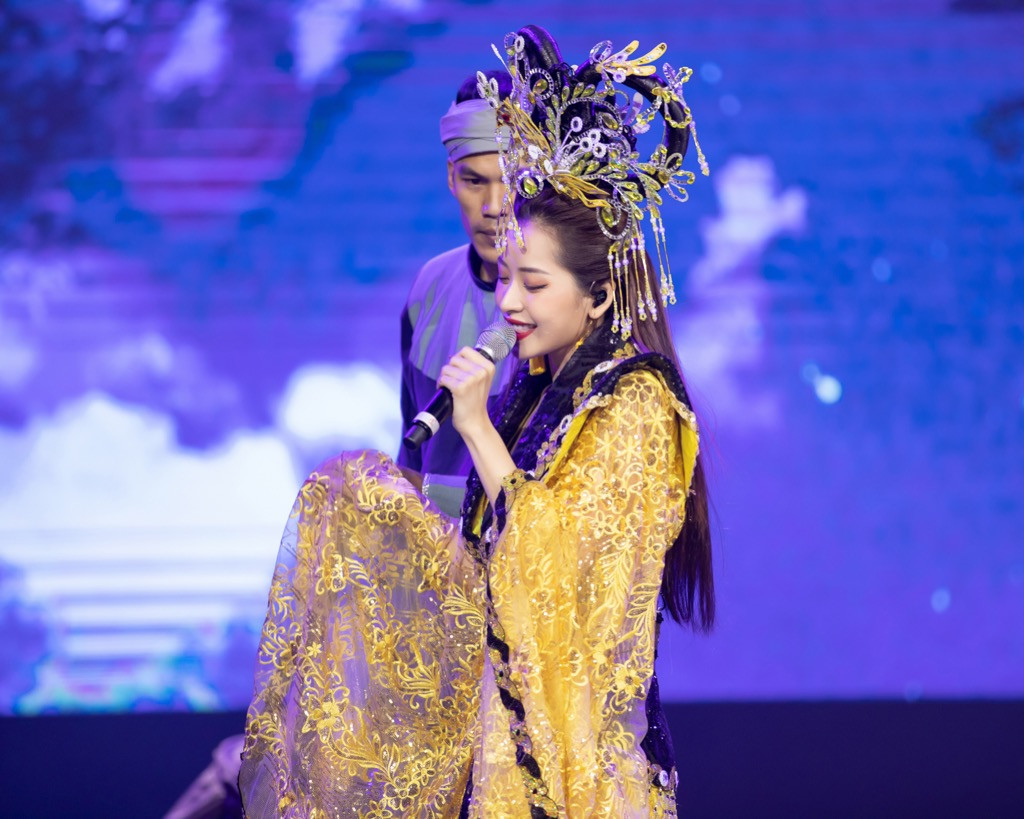 Sau sự cố hát phô, Chi Pu tái hiện bối cảnh MV “Cung đàn vỡ đôi” lên sân khấu lớn ảnh 1