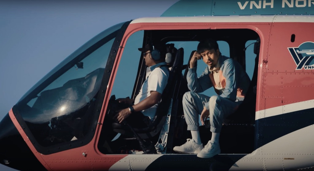 Hết lên rừng rồi xuống biển, Đen Vâu trở lại và bay tận... lên trời để quay MV mới ảnh 1