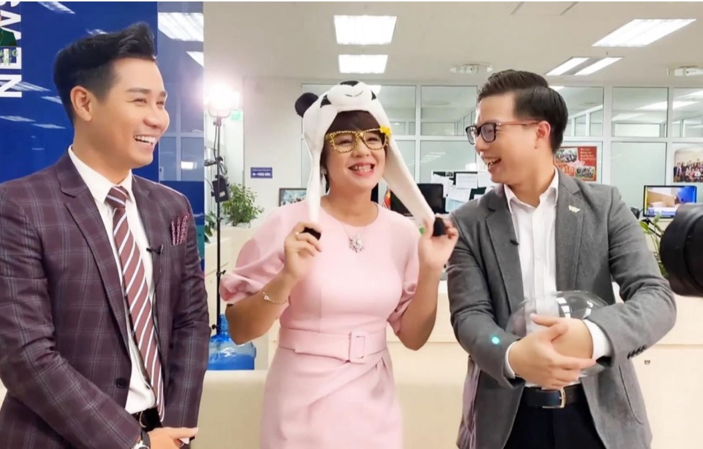 MC Diễm Quỳnh livestream bán hàng theo thử thách của MC Nguyên Khang ảnh 3