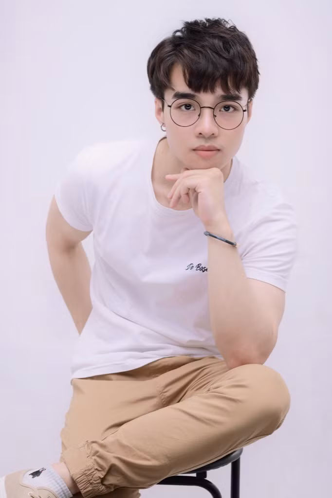 Danh tính bộ đôi mỹ nam đang khiến dân tình “liêu xiêu” trong MV mới của Trung Quân ảnh 3