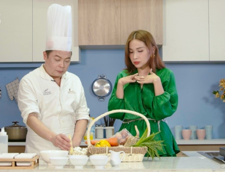 Khả Như nấu ăn với đầu bếp người Việt của Angelina Jolie, thừa nhận dở “nữ công gia chánh“ ảnh 2