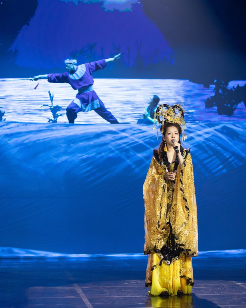 Sau sự cố hát phô, Chi Pu tái hiện bối cảnh MV “Cung đàn vỡ đôi” lên sân khấu lớn ảnh 2