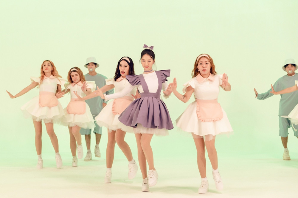 AMEE hóa thân thành bà nội trợ cực cute “dạy bảo” người yêu trong MV “Mama Boy“ ảnh 4