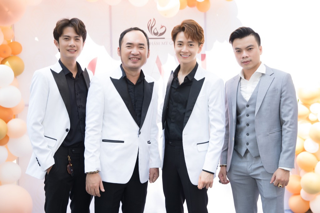 Trường Giang, Ninh Dương Lan Ngọc chúc mừng Ngô Kiến Huy lên chức ông chủ ảnh 1