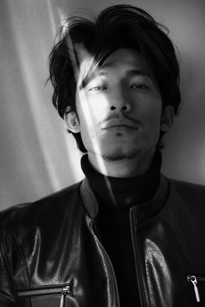 Sao Việt 24H: Liên Bỉnh Phát làm MV cổ động đẩy lùi COVID-19, Isaac tung poster siêu ngầu ảnh 1