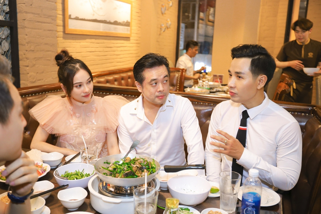 Dương Khắc Linh hộ tống vợ bầu Sara Lưu đến chúc mừng MC Nguyên Khang ảnh 2