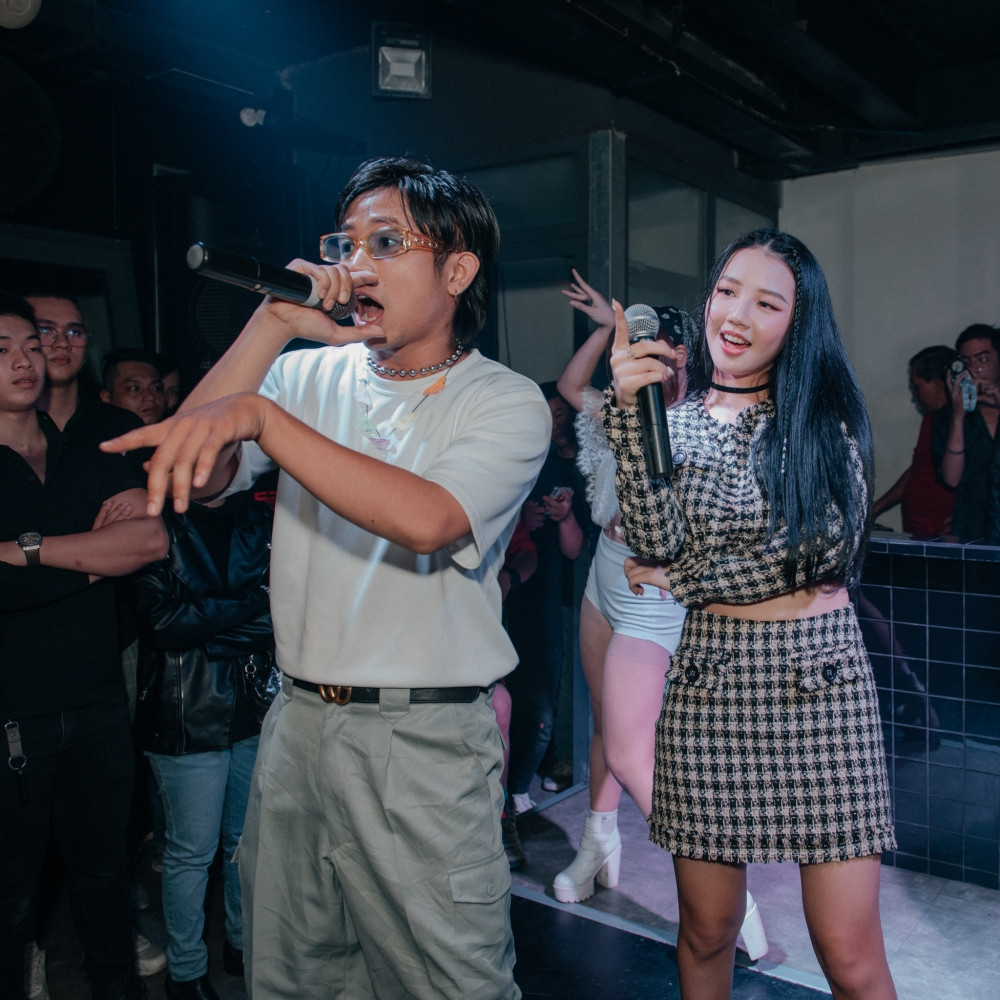 Cặp đôi “gà bông” Han Sara - Tùng Maru song ca cực ngọt, “tình bể bình” trên sân khấu ảnh 7