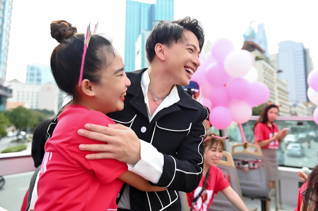 S.T Sơn Thạch tổ chức fan-meeting trên xe buýt 2 tầng, tự tay trộn bánh tráng mời fan ảnh 2