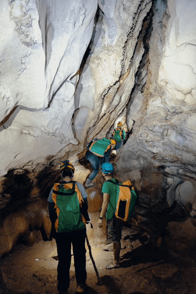 Quá khó để tới được Sơn Đoòng? Khám phá ngay hang Tú Làn cũng kỳ vĩ không kém! ảnh 10