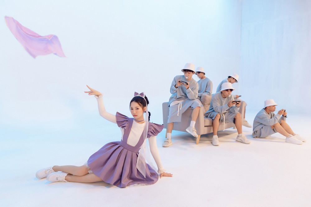 AMEE hóa thân thành bà nội trợ cực cute “dạy bảo” người yêu trong MV “Mama Boy“ ảnh 2