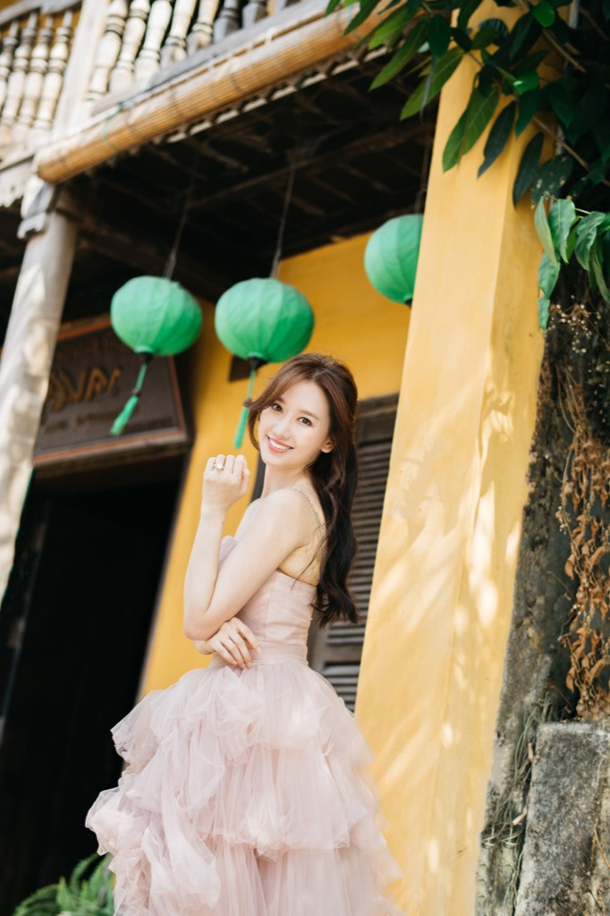 Hari Won làm thợ chụp ảnh cho mẹ ruột người Hàn trong chuyến du lịch Đà Nẵng ảnh 7