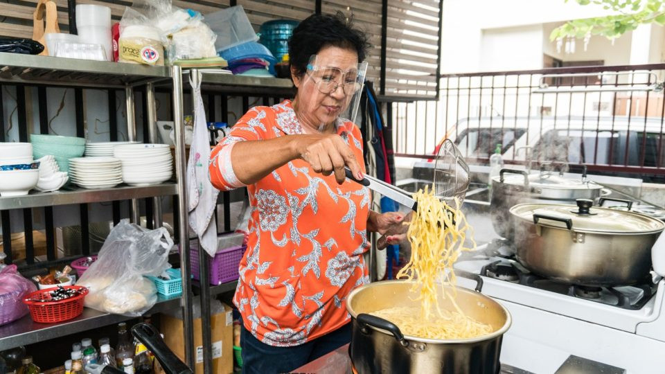 Thái Lan: Chủ quán mì Khao Soi “khởi nghiệp” ở tuổi 71 để tìm lại hương vị tuổi thơ ảnh 4