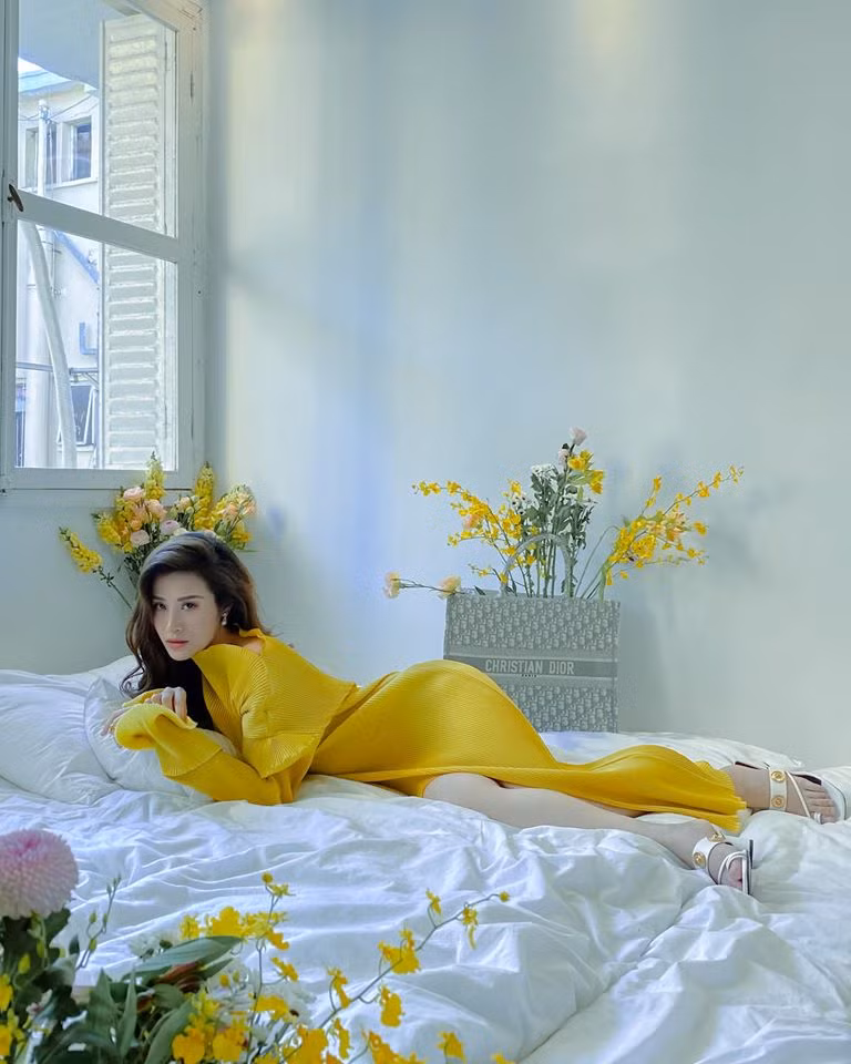 Sao Việt 24H: Đông Nhi tung ảnh đẹp như hoa, Lan Khuê có chuyến đi đầu tiên cùng quý tử ảnh 2